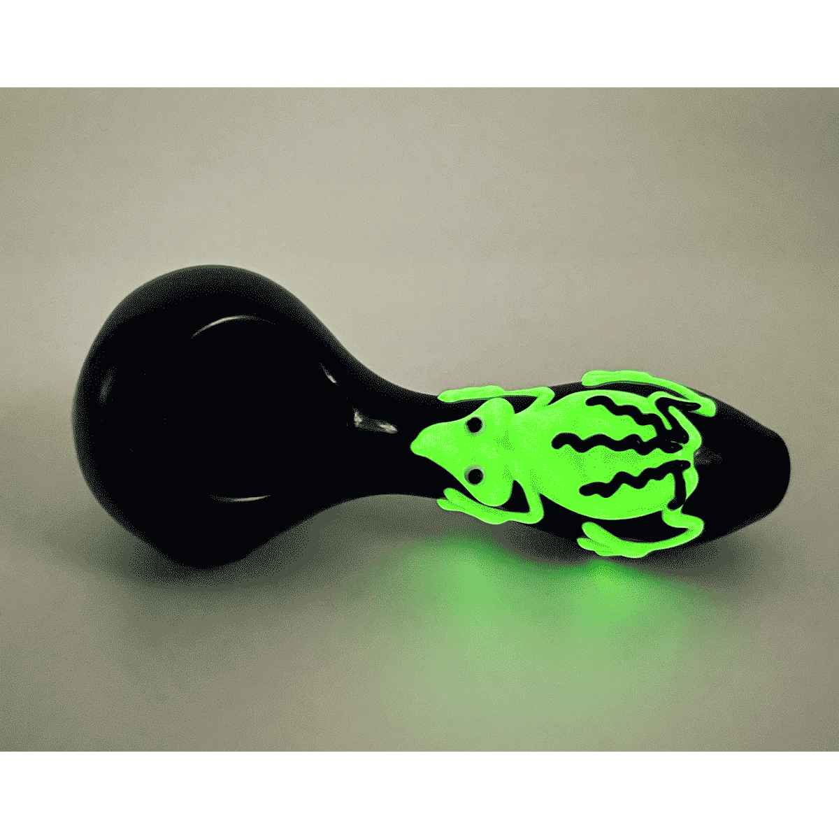 4" Glass Glow-in-the-Dark Frog Hand Pipe [HP-G-133]